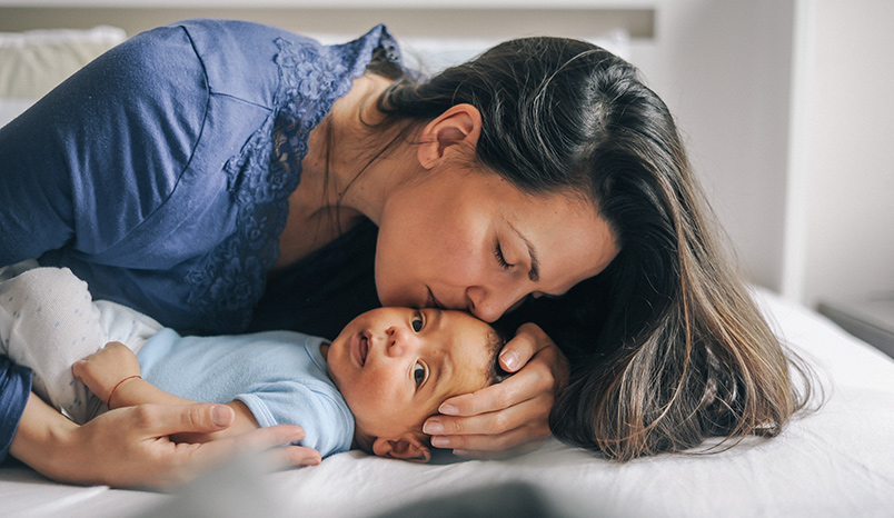 mom-kissing-newborn