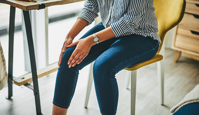 woman-in-chair-holding-knee