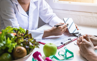 Nutritionist speaking to patient